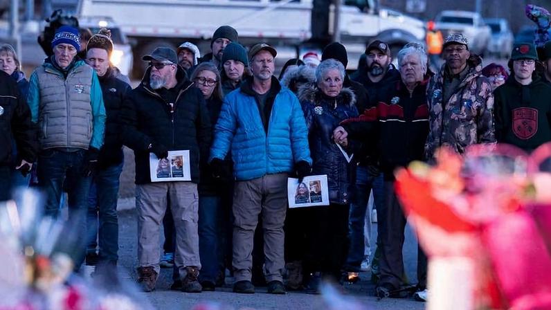 Moradores participam de uma vigília em homenagem às vítimas de um dos tiroteios em massa mais mortais do Canadá, em Tumbler Ridge, na Colúmbia Britânica