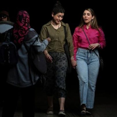 Mulheres desafiam véu obrigatório após cessar-fogo no Irã