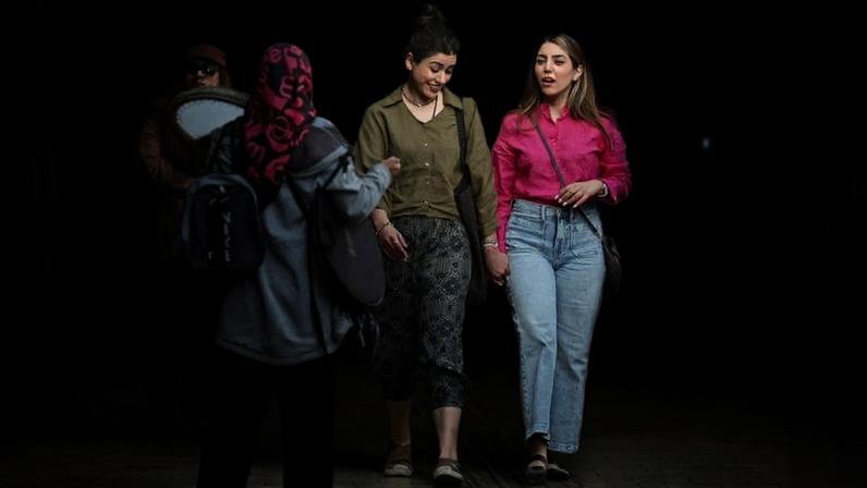 Mulheres iranianas caminham sem véu em rua de Teerã