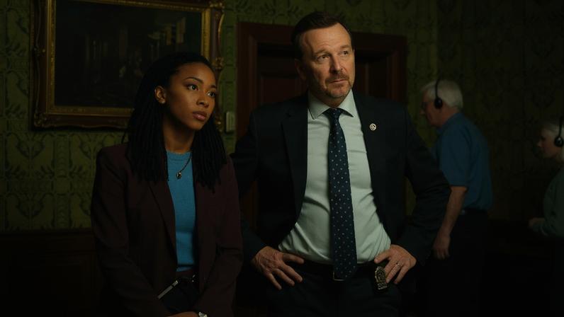Sonequa Martin-Green e Donnie Wahlberg como Lena Silver e Danny Reagan em cena de 'Boston Blue'