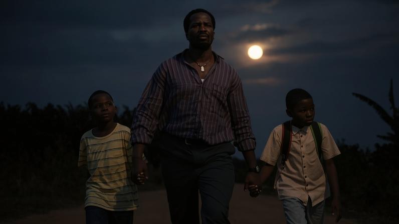 Cena de 'A Sombra do Meu Pai', filme de Akinola Davies Jr.