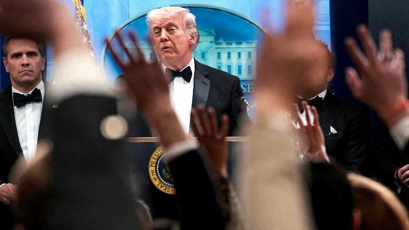 Presidente americano, Donald Trump, realiza entrevista coletiva após jantar dos correspondentes da Casa Branca.