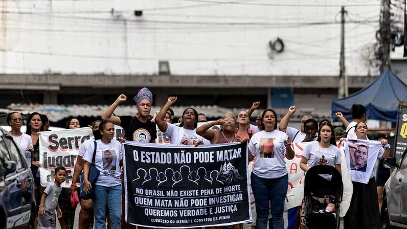 Familiares e moradores de mortos da operação Contenção fizeram manifestação na terça-feira (28), data que marcou os seis meses da ação; grupo se reuniu na praça para onde corpos foram levados no dia seguinte