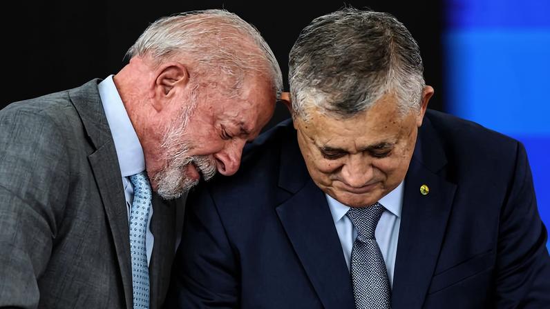 O presidente Luiz Inácio Lula da Silva (PT) e o ministro da articulação política, José Guimarães, em envento no Palácio do Planalto