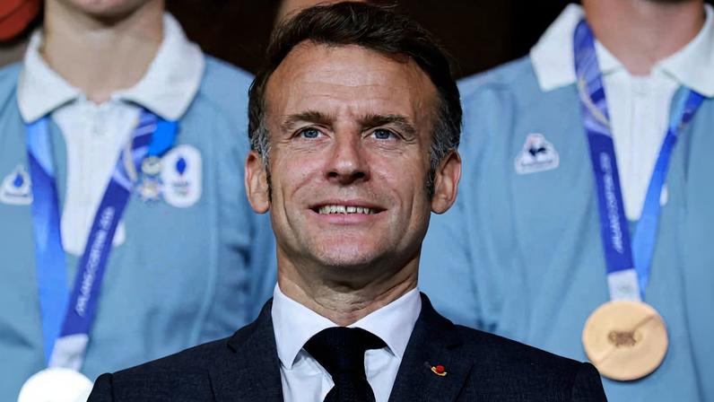 O presidente da França, Emmanuel Macron, posa para foto com atletas olímpicos franceses, em Paris