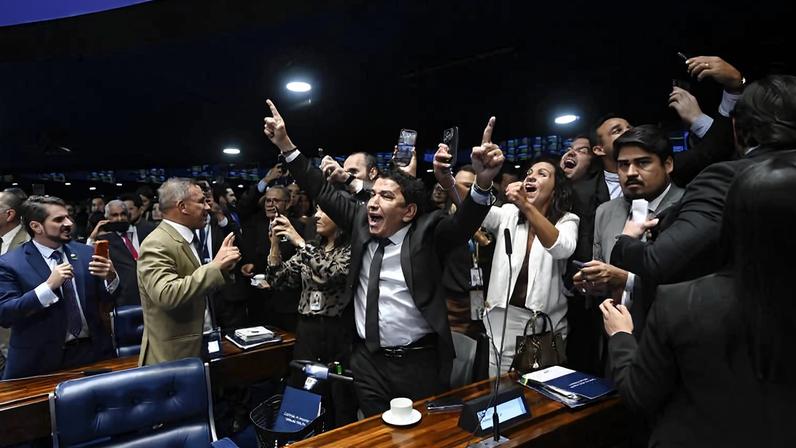 O senador Magno Malta (PL-ES) e congressistas de oposição comemoram resultado que rejeitou indicação de Jorge Messias ao STF