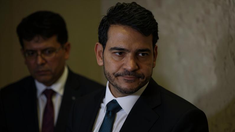 O advogado-geral da União, Jorge Messias, fala no Senado federal após a reprovação de seu nome para o STF