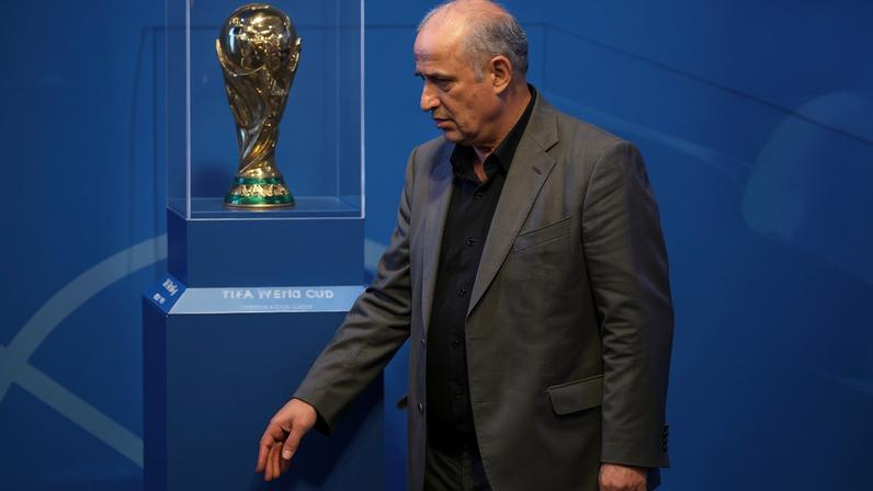 O presidente da Federação Iraniana de Futebol, Mehdi Taj, em evento de exposição da taça da Copa do Mundo em Teerã