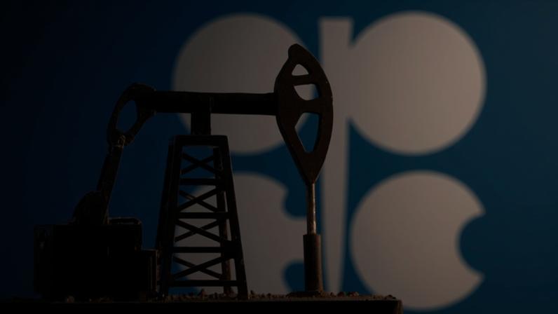 Silhueta de uma bomba de petróleo em destaque contra um fundo azul com o logo branco da Organização dos Países Exportadores de Petróleo (OPEP).