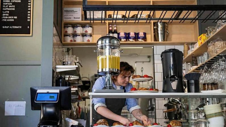 Kajetan Grzelczak, barista contratado pela IA para trabalhar no Andon Café, em Estocolmo