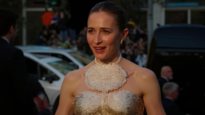 A atriz Emily Blunt e a cena de O Diabo Veste Prada (2006) que serve de inspiração para memes sobre trabalhos abusivos — Foto: Getty Images/Reprodução