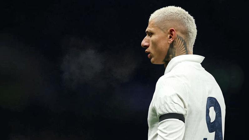 Richarlison durante duelo entre Tottenham e Aston Villa pela Copa da Inglaterra, em Londres