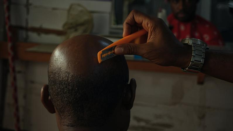 Homem corta o cabelo em Kinshasa, na República Democrática do Congo