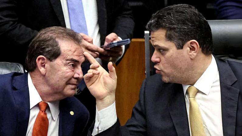 Sessão do Congresso para derrubar o veto presidencial de dosimetria presidida por Davi Alcolumbre, na imagem com o relator da proposta na Câmara dos Deputados, Paulinho da Força