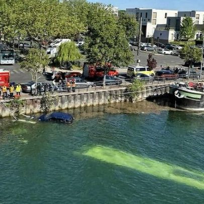 Ônibus cai no rio Sena perto de Paris; quatro pessoas são resgatadas
