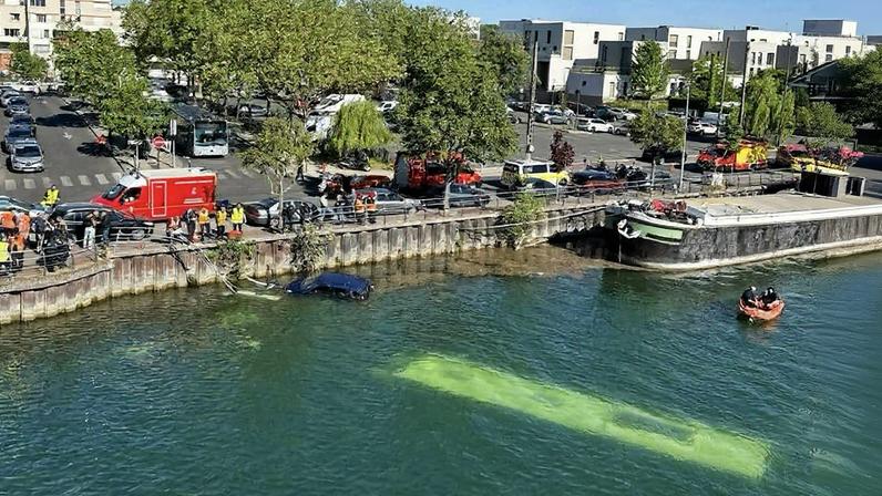 Ônibus e veículo na água do rio Sena em região perto de Paris, na França