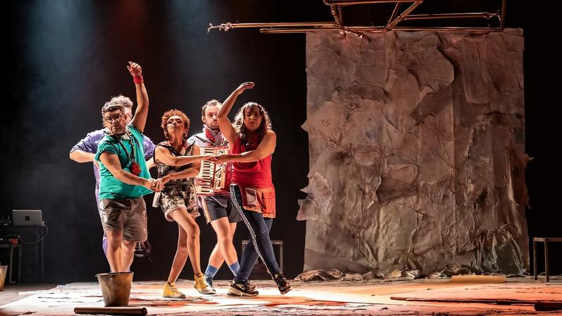 Cena da peça 'A Força da Água', do grupo Pavilhão da Magnólia