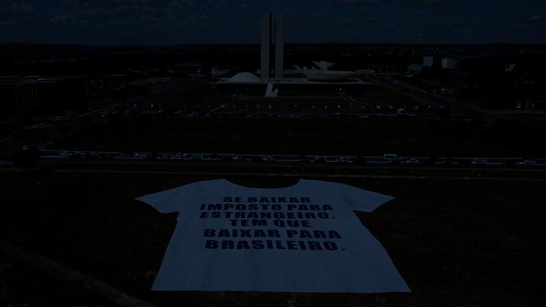 Camisa estendida durante manifestação em Brasília