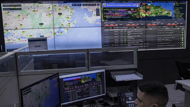 Policial monitora câmeras na sala da Polícia Militar, no Rio de Janeiro
