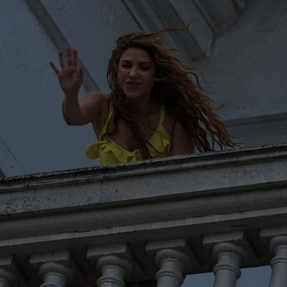 Shakira acena e manda beijos a fãs na sacada do Copacabana Palace