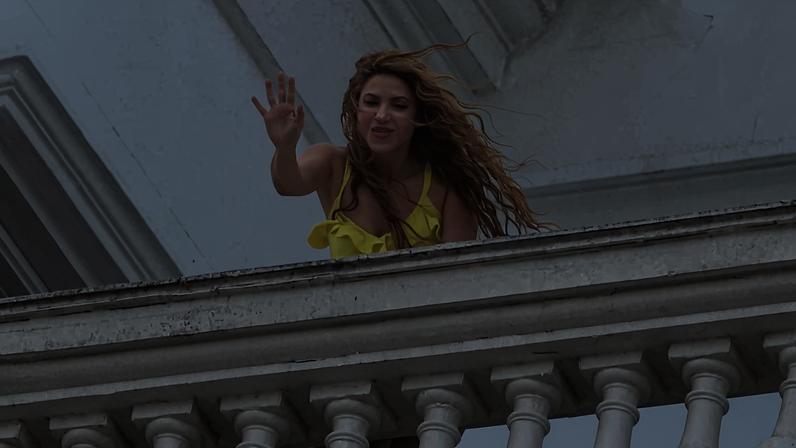 Shakira aparece em sacada de hotel no Rio e provoca gritos de fãs