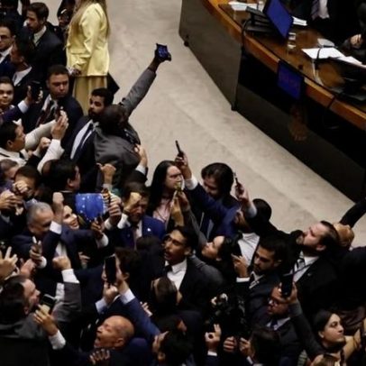 Leitora critica que prisão continua para pobres em projeto que reduz pena de Bolsonaro