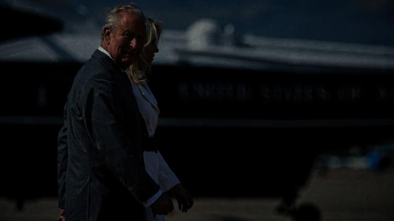 O rei Charles 3º, do Reino Unido, ao lado da rainha Camilla, em base aérea de Maryland, nos EUA