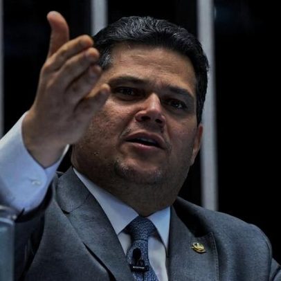 Alcolumbre deve aprovar apoio de União e PP a Flávio Bolsonaro após crise com Lula
