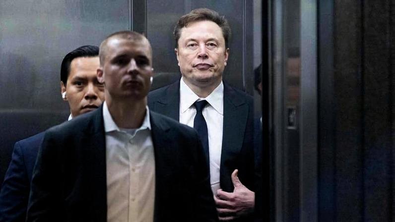 Elon Musk chegando ao tribunal para depor em processo contra a OpenAI, em Oakland, nos EUA