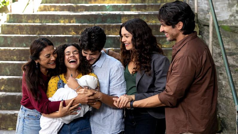 Paulinho (Romulo Estrela), Gerluce (Sophie Charlotte), Lígia (Dira Paes) e Joélly (Alana Cabral), chegam no carrinho da bebê
