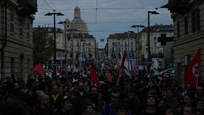 Manifestantes fazem protesto em Turin, na Itália, em apoio aos ativistas da Global Sumud Flotilha