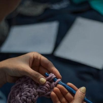 Tricô atravessa gerações e volta a ganhar espaço na moda