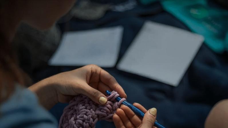 Tricô atravessa gerações e volta a ganhar espaço na moda