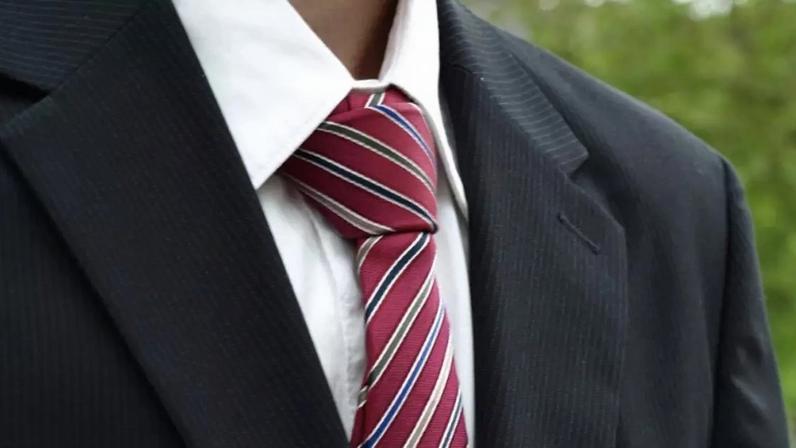 A história da gravata no vestuário masculino