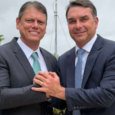 Flávio Bolsonaro e Tarcísio promovem primeira agenda de pré-campanha conjunta