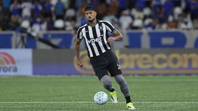 Alexander Barboza em partida pelo Botafogo contra o Cruzeiro, no Brasileirão 2026 -