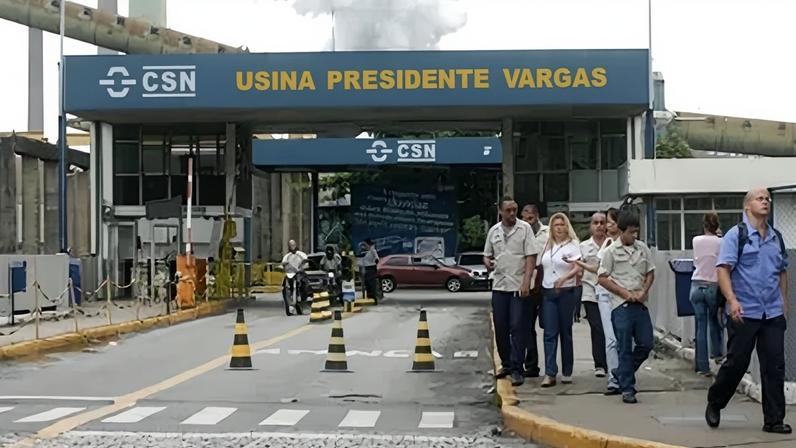 Diretor financeiro da CSN, Marco Rabello, disse recentemente que a empresa espera concluir a venda da unidade de cimentos e vender uma participação na empresa de logística do grupo até o terceiro trimestre