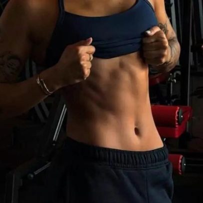 Ana Castela exibe barriga definida após treinos, diz que é foco