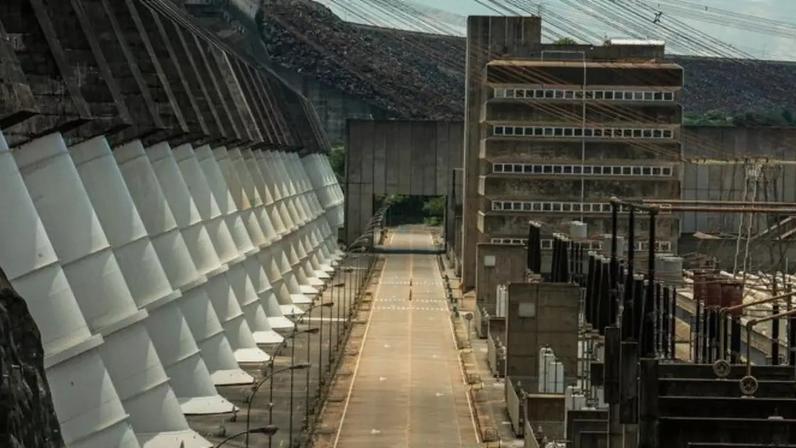 O País conta com recursos naturais e energéticos renováveis, de forma que a matriz de geração é uma das mais limpas do mundo (na foto, Itaipu)