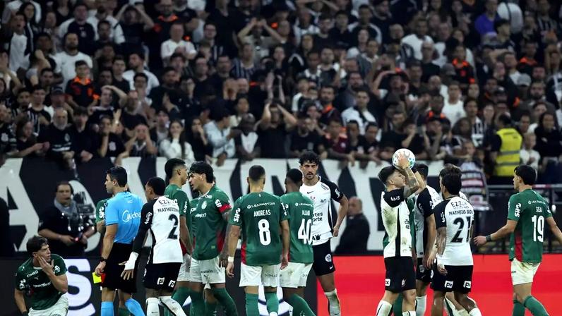 Tumulto em campo durante o Dérbi de Corinthians x Palmeiras