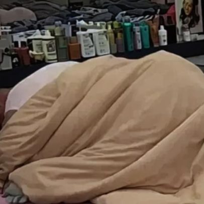 Homem tenta enforcar mulher em reality; seguranças o contêm, vídeo mostra