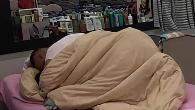 Homem tenta enforcar mulher em reality e é contido por seguranças; veja o vídeo