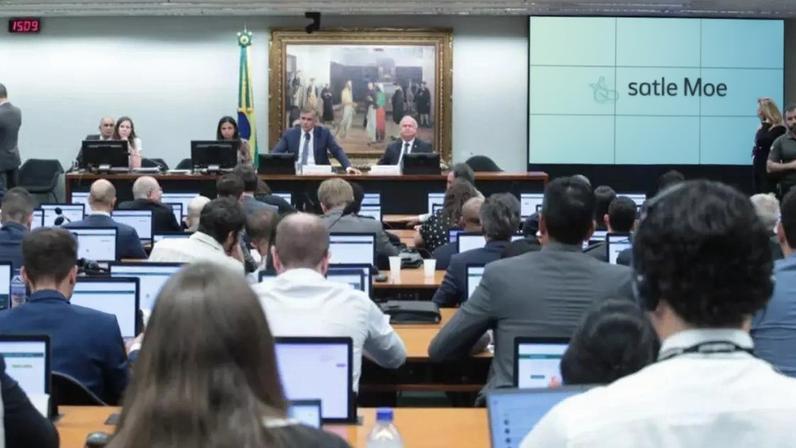 Parlamentares durante votação na CCJ das PECs que põem fim à escala 6X1