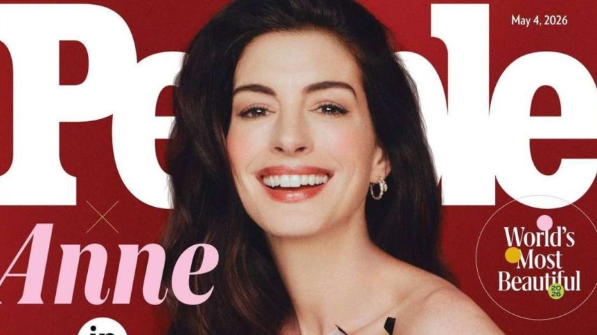 Anne Hathaway na capa da revista People, que a elegeu a pessoa mais bonita de 2026
