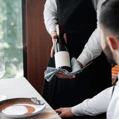 Quem deve provar o vinho primeiro à mesa: etiqueta e tradição