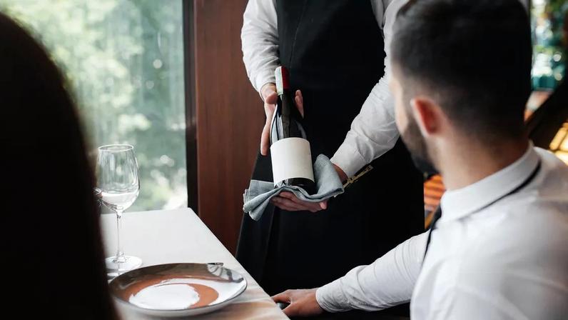 Quem deve provar o vinho primeiro à mesa: etiqueta e tradição