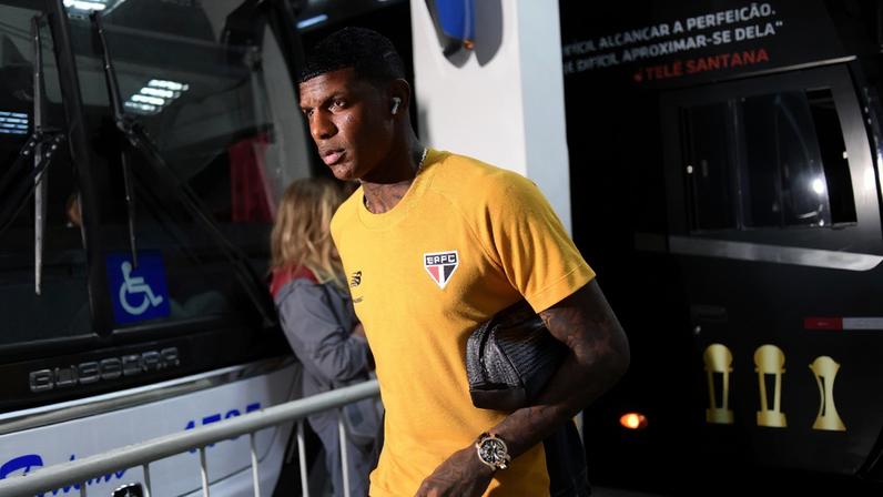 Arboleda chega ao Morumbis para duelo entre São Paulo e Flamengo em janeiro — Foto: Marcos Ribolli