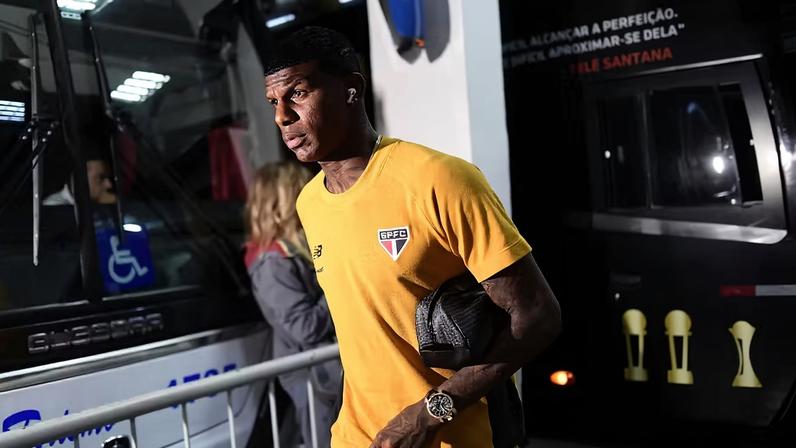 Arboleda chega ao Morumbis para duelo entre São Paulo e Flamengo — Foto: Marcos Ribolli