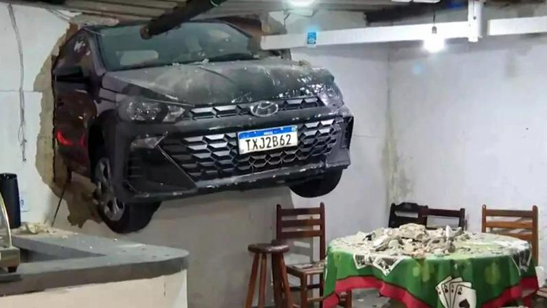 Veículo ficou preso em um muro após homem avançar contra suspeitos.