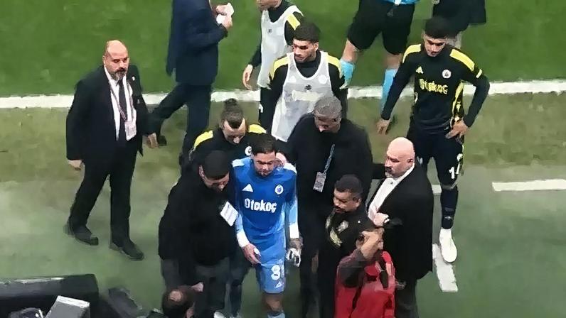 Momento em que Ederson chuta equipamento do VAR após expulsão contra o Galatasaray